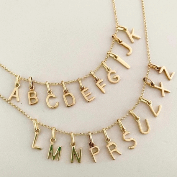 Dije en oro amarillo de 18K letra inicial